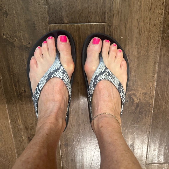 OOFOS OOlala Black Snakeskin Sandal - Picture 7 of 7